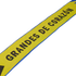 Yellow fabric banner with blue borders and black text reading "GRANDES DE CORAZÓN" against a black background.