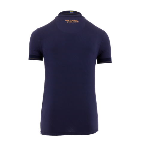 The back of a dark navy blue short-sleeved athletic shirt against a black background. At the center of the collar is a small flag of Colombia. Just below the neckline, the Spanish phrase "SOÑAR, TRASCENDER Y HACER HISTORIA" is printed in a copper-colored,